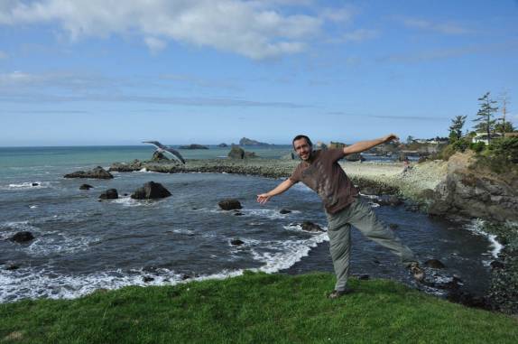 Feliz com o sol e o mar em Crescent City, no norte da Califórnia, nos Estados Unidos